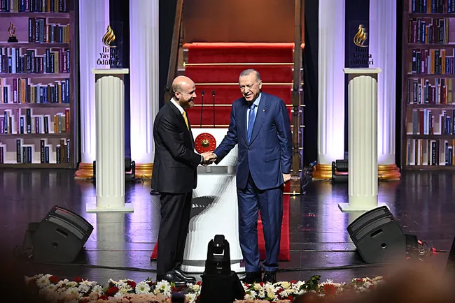 bilal-erdogan-duyurdu-ilim-yayma-odulleri-uluslararasi-boyut-kazanacak-1764448146685.jpeg Bilal Erdoğan duyurdu: “İlim Yayma ödülleri uluslararası boyut kazanacak”