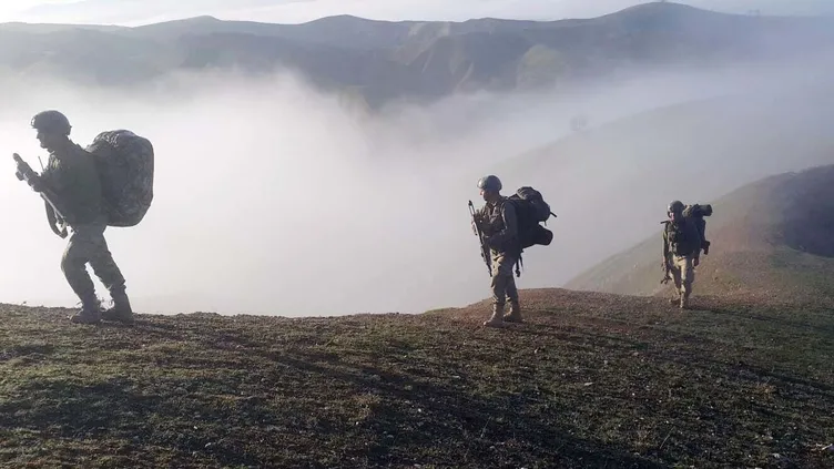 Son Dakika: Diyarbakır'da teröristlerin inleri imha edildi