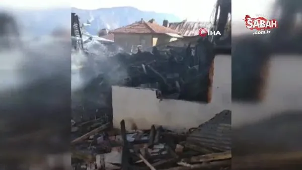 İki katlı ahşap ev yanarak kullanılmaz hale geldi | Video