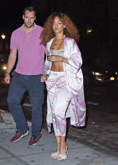 Rihanna iç çamaşırlarıyla sokağa çıktı