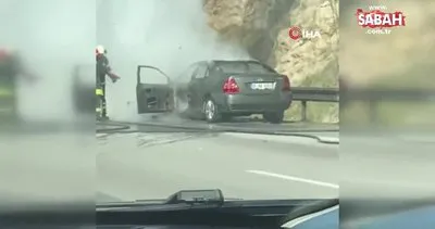 Alev alev yanan otomobile yardım etmek için durmaya çalışan tıra çarptı: 4 yaralı | Video