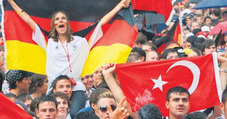 Almanlara bayrak aşkını Türkler öğretti
