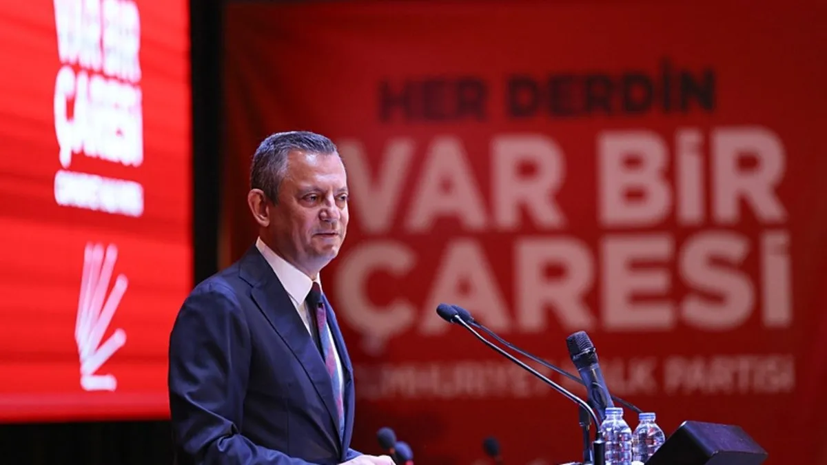 Özgür Özel'in korumalarından şok hareket! Yaka paça uzaklaştırdılar