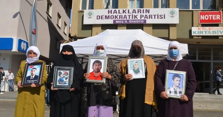 Muş’ta çocukları PKK’lı teröristlerce kaçırılan aileler 26’ıncı kez HDP önünde eylem yaptı