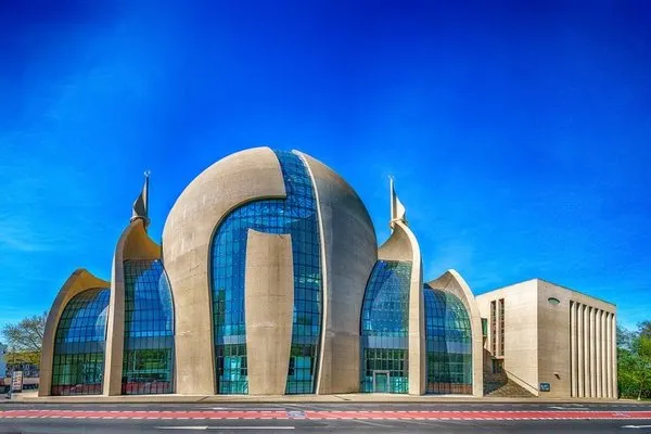 Köln Merkez Camii'nin muhteşem mimarisi