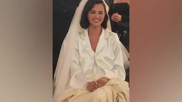 Selena Gomez va uning telefon surati Selena Gomez va uning telefon surati