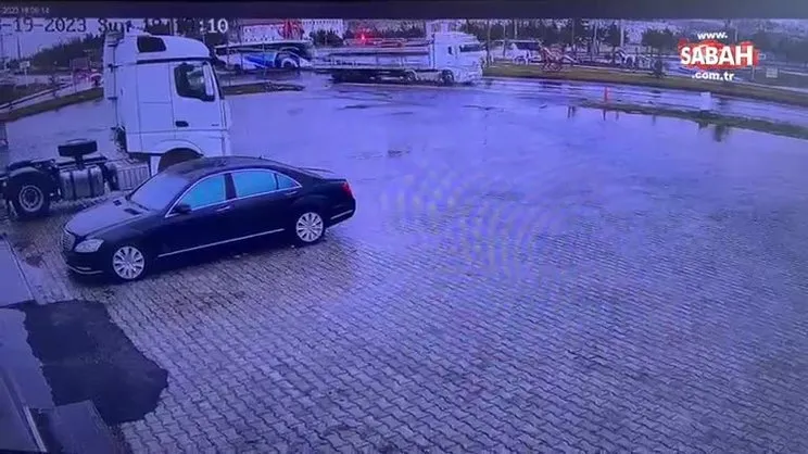 Otomobil ikiye bölünmüştü! Korkunç kazanın görüntüleri ortaya çıktı | Video