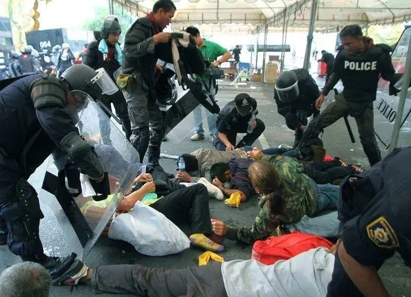 Tayland'da on binlerce protestocuya karşılık 15 bin polis