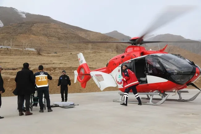 liseli-hilal-40-dakikalik-kalp-masajiyla-hayata-donduruldu-ambulans-helikopterle-sevk-edildi-1670248323042.jpg