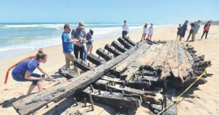 300 yıllık gemi kalıntısı sahile vurdu