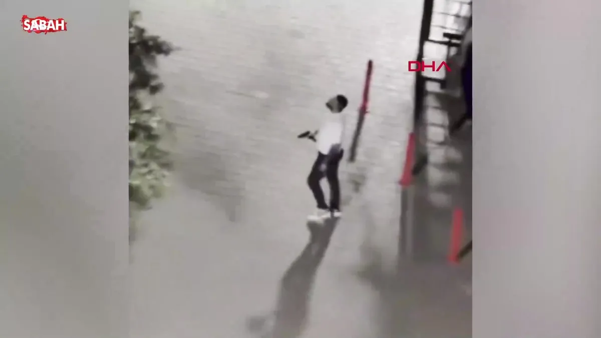 Yüksek sesle konuşurken uyardığı için komşusunun evine ateş açtı! O anlar kamerada | Video videosunu izle Yüksek sesle konuşurken uyardığı için komşusunun evine ateş açtı! O anlar kamerada | Video videosunu izle