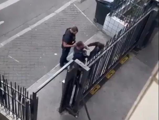 Paris’te skandal görüntüler: Fransız polisi gencin yüzüne tükürdü