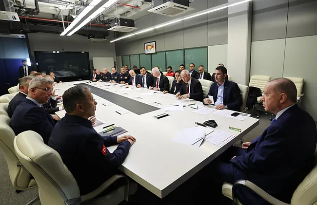 baskan-erdogan-afaddaki-kriz-merkezinde-brifing-aldi-devletin-tum-birimleri-teyakkuz-halinde-1745447156586.jpg