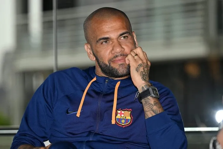Dani Alves futbolu bırakmaya niyetli değil! 39 yaşındaki yıldız yeni kulüp arıyor…