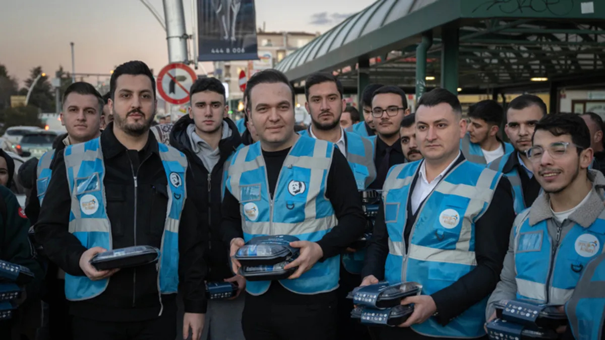 AK Parti, ‘İftara 5 Kala’ etkinliklerinde 1 milyon 175 bin iftariyelik dağıttı AK Parti, ‘İftara 5 Kala’ etkinliklerinde 1 milyon 175 bin iftariyelik dağıttı