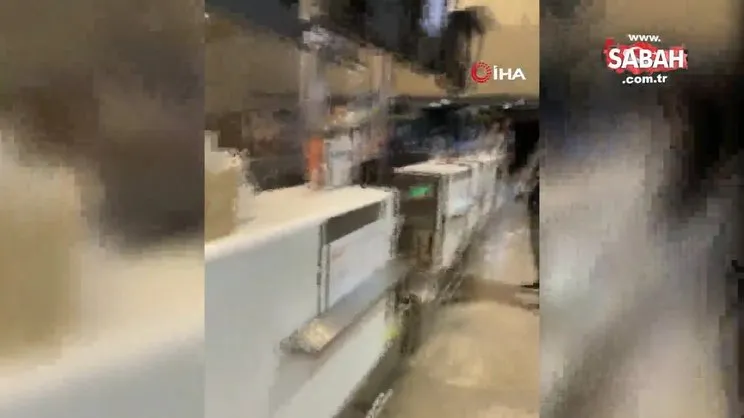 Uçuşu iptal olunca yolcular havalimanını birbirine kattı | Video