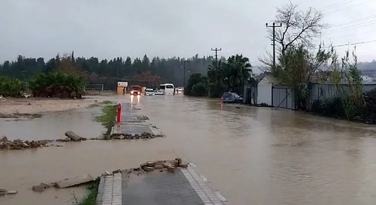 Antalya’da çok sayıda ev ve iş yerini su bastı: Trafikte aksamalar yaşandı!