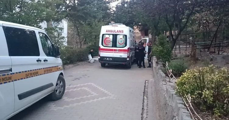 Eşiyle yakaladığı adamı öldürdü