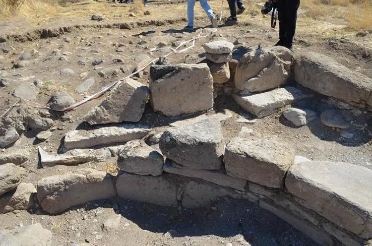 Sadece 50 cm kazdı hayatının şokunu yaşadı! Kiraz dikerken hazine buldu: 1700 yıldır oradaymış...