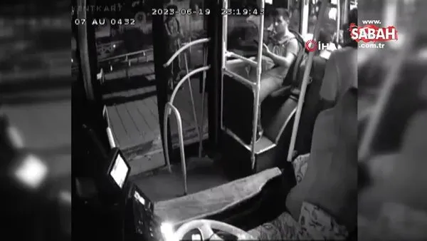 Halk otobüsünde dehşet dakikalar kamerada: Ekmek bıçağıyla şoföre saldırdı! | Video