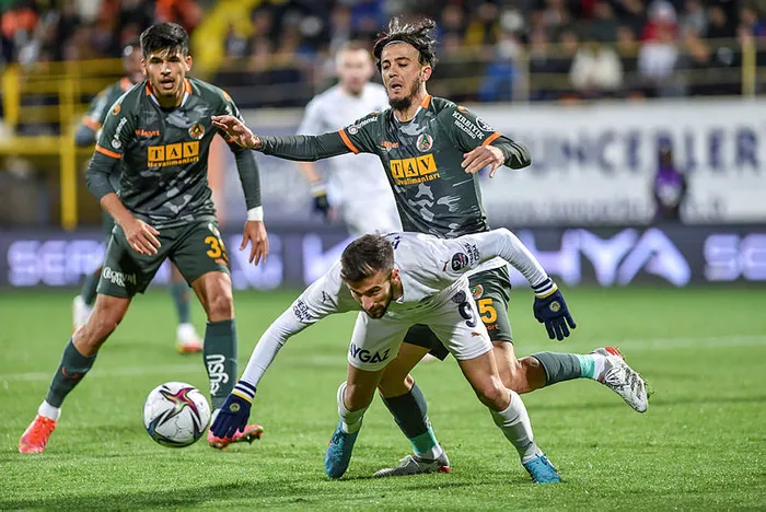 son-dakika-sabah-spor-yazarlari-alanyaspor-fenerbahce-macini-degerlendirdi-yildiz-oyuncuya-sok-elestiri-1647232853562.jpg