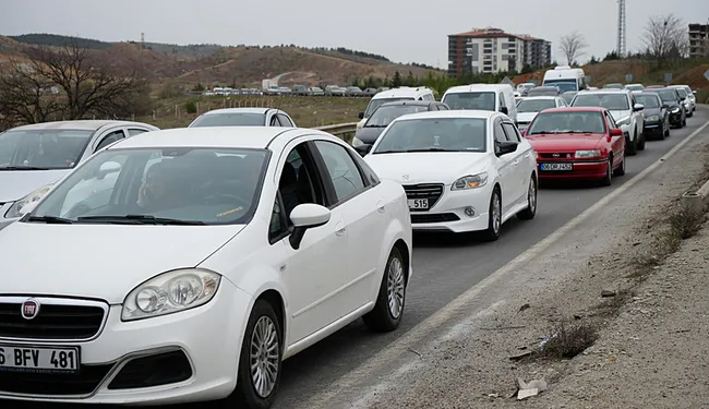 bayram-donusu-trafik-cilesi-43-ilin-guzergahinda-bulunan-kilit-kavsakta-kilometrelerce-kuyruk-1743525096004.jpeg