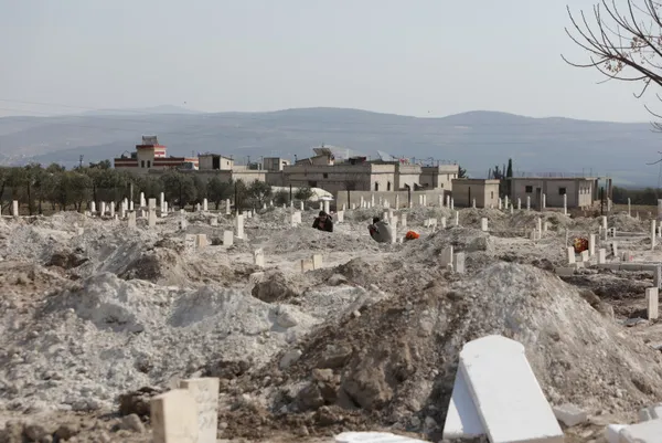 depremzedeler-suriyede-kimsesiz-mezarlarda-yakinlarini-ariyor-1677841301576.jpg