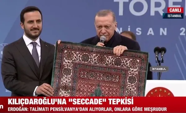 Seccade hediye edilen Başkan Erdoğan: 15 Mayıs'ta inşallah şükür namazını bu seccadede kılacağız