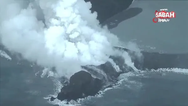 Japonya’daki volkanik ada 200 metre yüksekliğe kaya parçaları püskürttü | Video