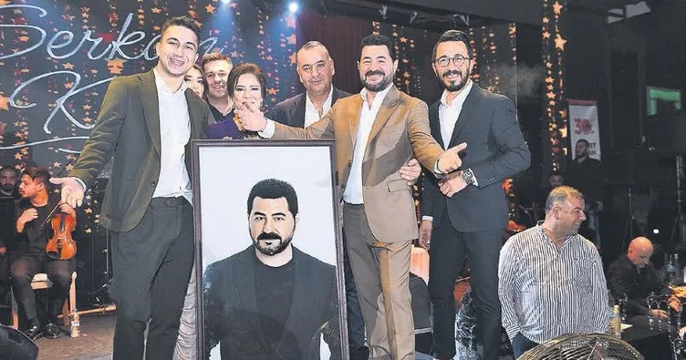 Sahnede Azer Bülbül’ü andı