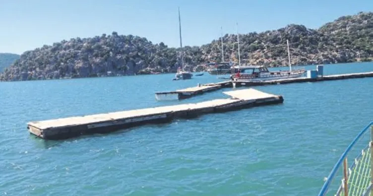 Balıkçı iskelesini fırtına yerle bir etti