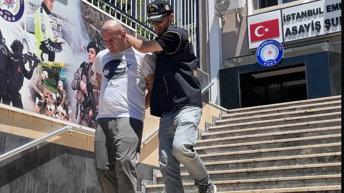 Polis ekipleri, ATM'den hırsızlık yapan şüpheliyi gözaltına alıyor.