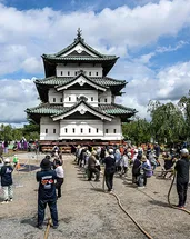 Japonya’da 400 tonluk dev kaleyi halatlarla çektiler