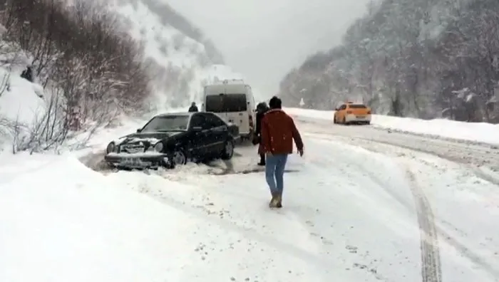 Boyabat’ta kar nedeniyle araçlar yolda kaldı