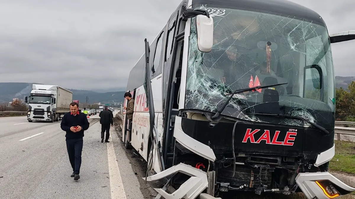 Bolu’da yürekleri ağza getiren kaza: TIR’ın yandan çarptığı yolcu otobüsü refüje çıktı! Bolu’da yürekleri ağza getiren kaza: TIR’ın yandan çarptığı yolcu otobüsü refüje çıktı!