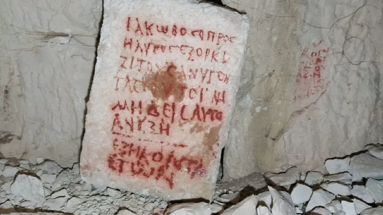 Lanetli mezar dünyayı şaşırttı! Açmaya kalkanlara korkunç bir uyarısı var