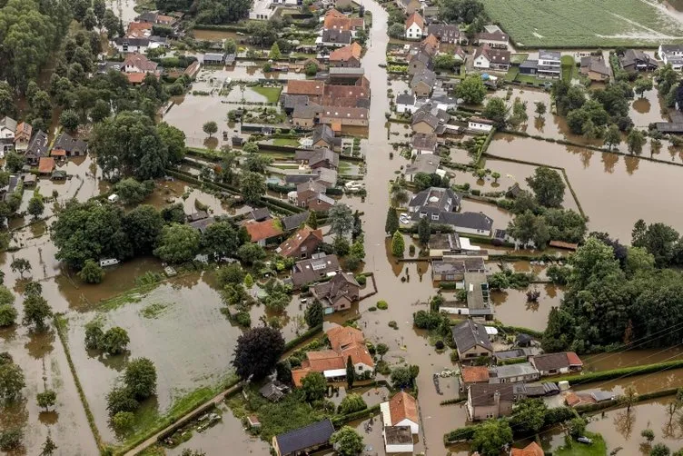 Almanya’yı sel vurdu: Binalar çöktü, caddeler sular altında kaldı...