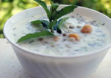 Ferahlığıyla mest edecek! Ayran aşı çorbası tarifi