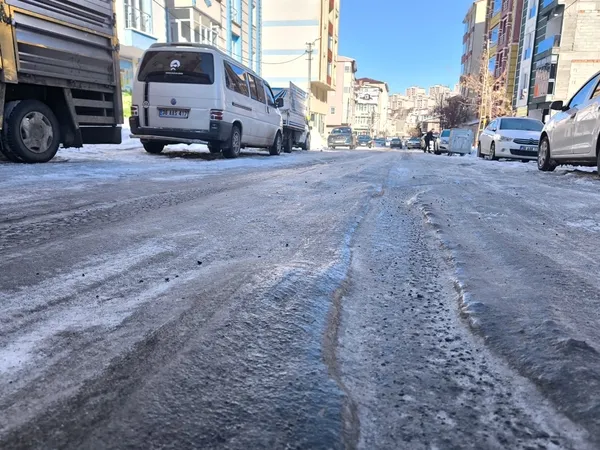 yollar-buz-kaldirimlar-gecit-vermiyor-karsta-suruculerin-cukur-isyani-1772714865705.jpg