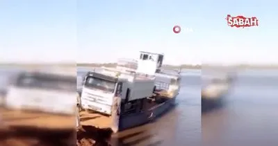 Nil Nehri’ne devrilen kamyondan atlayan sürücü ölümden döndü | Video