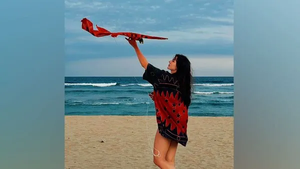 Güzel oyuncu Burcu Özberk kırmızı bikinisiyle uçurtma uçurdu! 