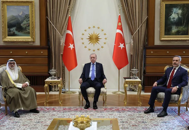 baskan-erdogan-kuveyt-disisleri-bakani-ile-gorustu-iste-ilk-kareler-1777899236381.jpg