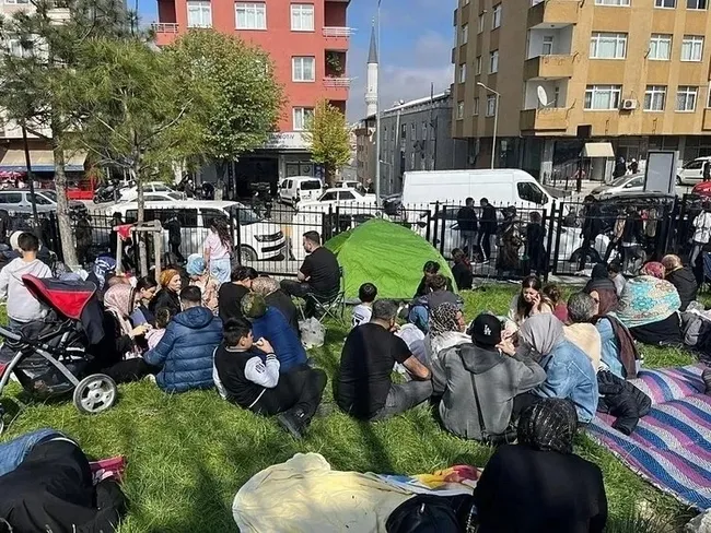 depremin-3-gununde-de-istanbullular-sokaklarda-1745598548479.jpeg