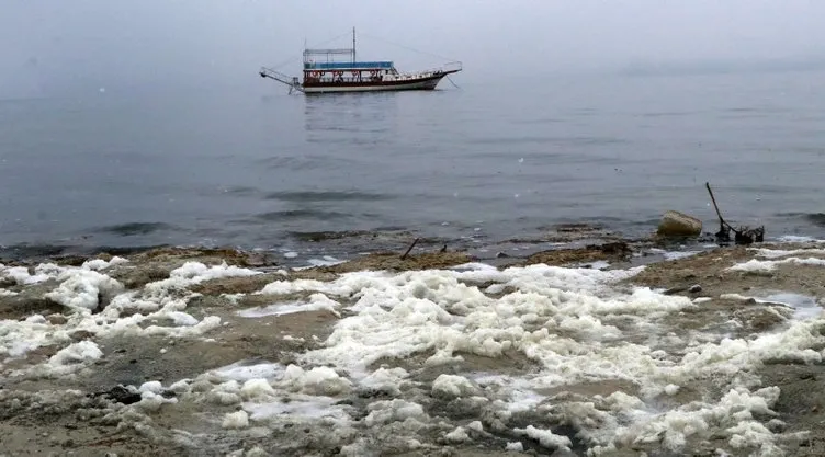 Burdur Gölü’nde korkutan manzara! 15 gündür devamlı köpürüyor