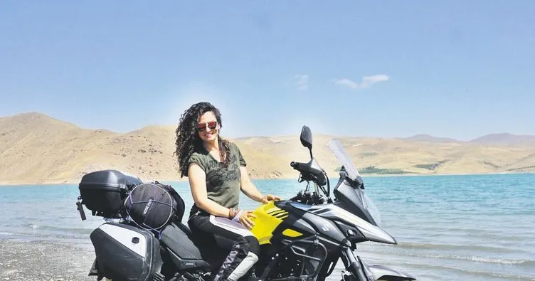 Bir kadın bir motosiklet üç kıta
