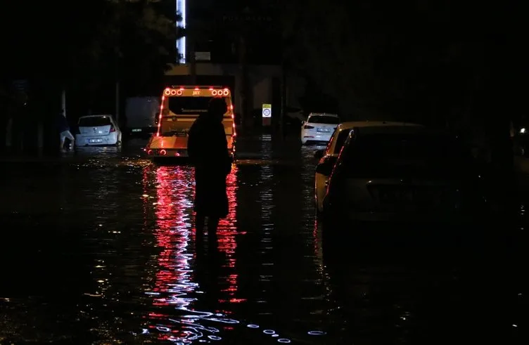 İzmir'deki sel felaketi havadan görüntülendi! Araçlar sular altında kaldı
