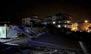 Hatay'da fırtına çatıları uçurdu, ağaçları yerinden söktü #hatay