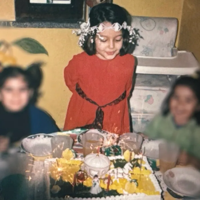 Koca gözleri ve kısa saçlarıyla bu minik kızı tanıyabildiniz mi? Şimdilerde ekranların en parlayan yıldızı!