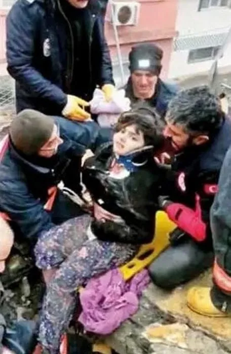 Yastık veya halı sandık meğer annesiymiş! Deprem enkazından çıkan hikaye Türkiye’yi ağlattı!