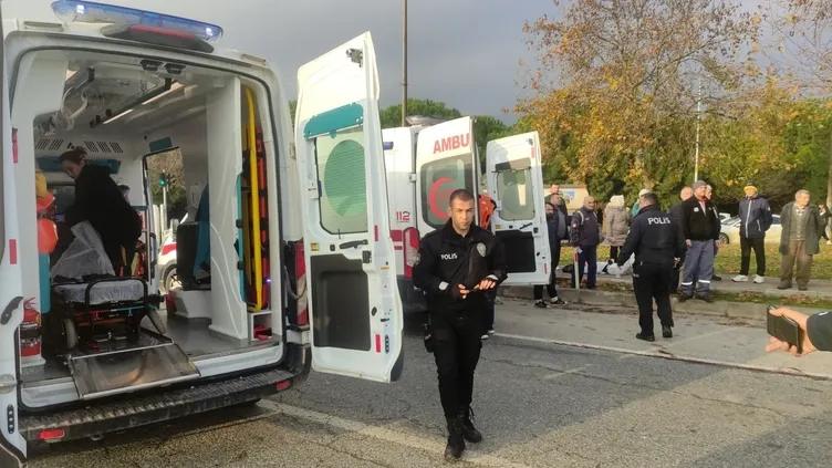 Kadın sürücüler kavşakta çarpıştı: İkisi de yaralandı!